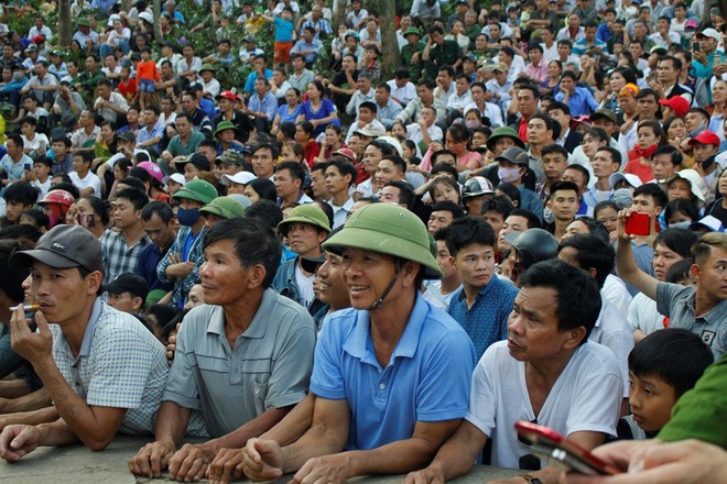 Hàng nghìn người tới theo dõi trai làng mặc quần jean đấu vật - Ảnh 2.