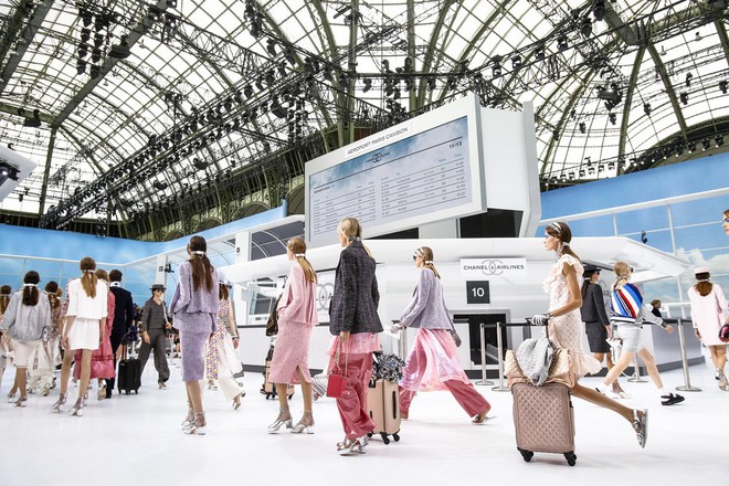 15 show diễn huyền thoại của Chanel dưới thời Karl Lagerfeld khiến giới mộ điệu thổn thức Air6-15505859128471817080223