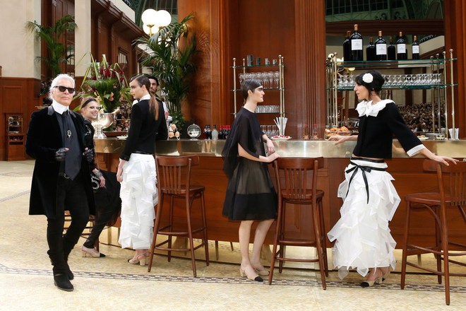 15 show diễn huyền thoại của Chanel dưới thời Karl Lagerfeld khiến giới mộ điệu thổn thức Bar1-15505860314621613336580