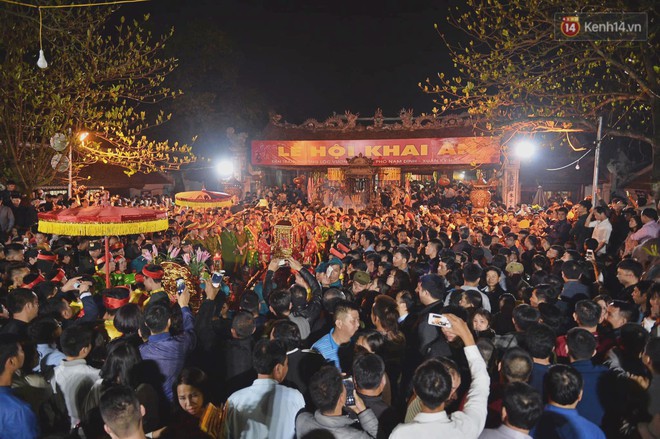 Người d&acirc;n n&eacute;m tiền v&agrave;o kiệu ấn trước giờ khai hội tại Đền Trần - Ảnh 2.