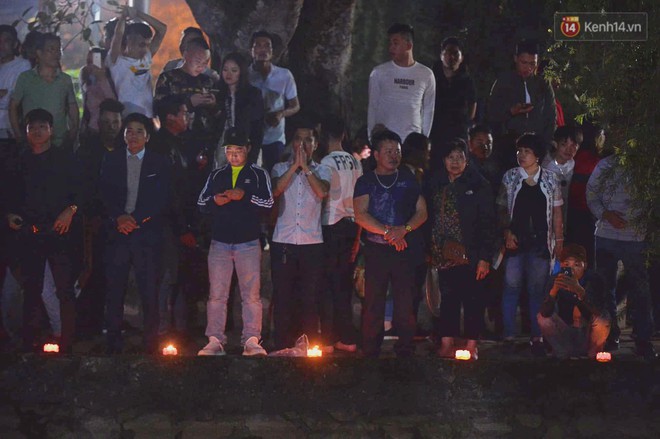 Người d&acirc;n n&eacute;m tiền v&agrave;o kiệu ấn trước giờ khai hội tại Đền Trần - Ảnh 18.