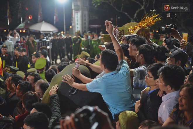 Người d&acirc;n n&eacute;m tiền v&agrave;o kiệu ấn trước giờ khai hội tại Đền Trần - Ảnh 8.