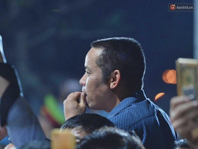 Người d&acirc;n n&eacute;m tiền v&agrave;o kiệu ấn trước giờ khai hội tại Đền Trần - Ảnh 9.