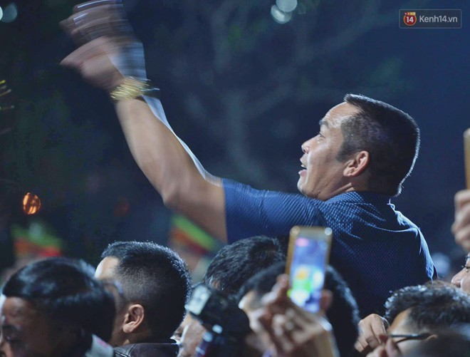 Người d&acirc;n n&eacute;m tiền v&agrave;o kiệu ấn trước giờ khai hội tại Đền Trần - Ảnh 10.