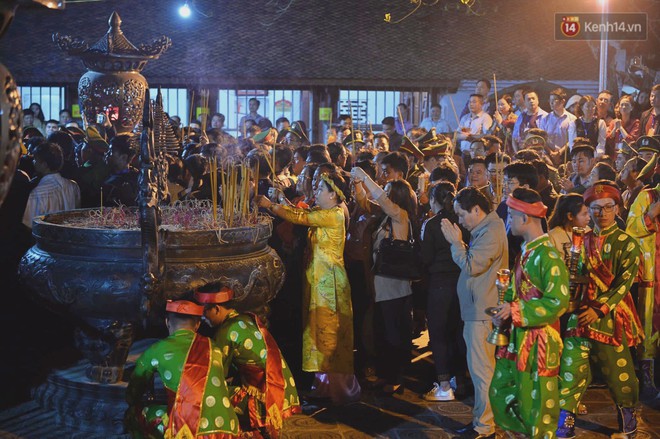 Người d&acirc;n n&eacute;m tiền v&agrave;o kiệu ấn trước giờ khai hội tại Đền Trần - Ảnh 7.