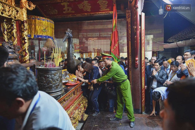 Người d&acirc;n n&eacute;m tiền v&agrave;o kiệu ấn trước giờ khai hội tại Đền Trần - Ảnh 14.