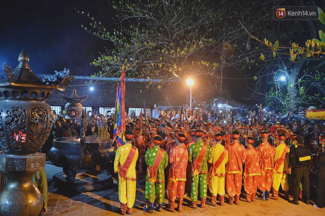 Người d&acirc;n n&eacute;m tiền v&agrave;o kiệu ấn trước giờ khai hội tại Đền Trần - Ảnh 5.