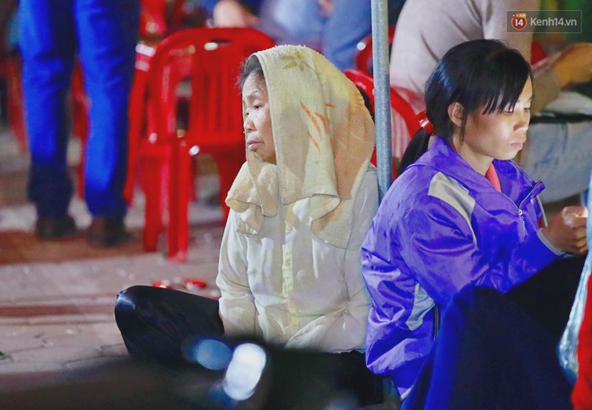 Người d&acirc;n n&eacute;m tiền v&agrave;o kiệu ấn trước giờ khai hội tại Đền Trần - Ảnh 25.