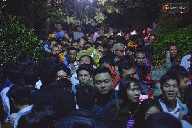 Người d&acirc;n n&eacute;m tiền v&agrave;o kiệu ấn trước giờ khai hội tại Đền Trần - Ảnh 17.