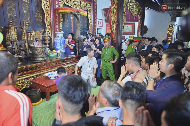 Người d&acirc;n n&eacute;m tiền v&agrave;o kiệu ấn trước giờ khai hội tại Đền Trần - Ảnh 15.