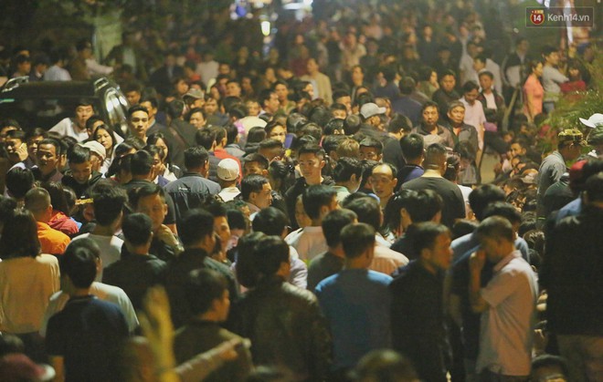 Người d&acirc;n n&eacute;m tiền v&agrave;o kiệu ấn trước giờ khai hội tại Đền Trần - Ảnh 20.