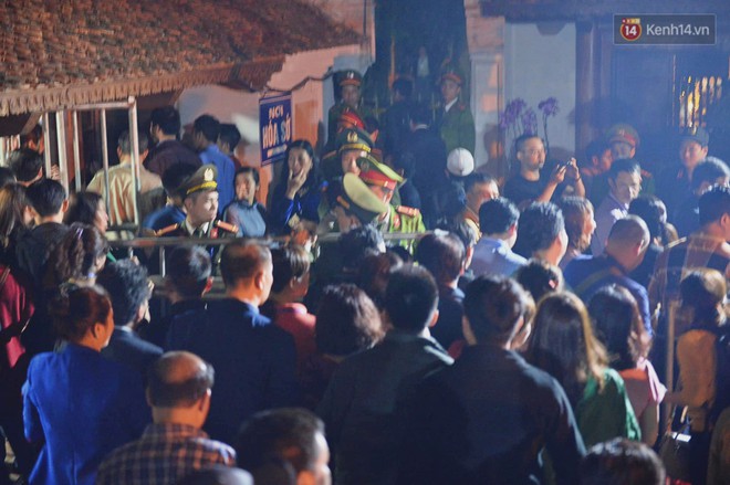 Người d&acirc;n n&eacute;m tiền v&agrave;o kiệu ấn trước giờ khai hội tại Đền Trần - Ảnh 11.