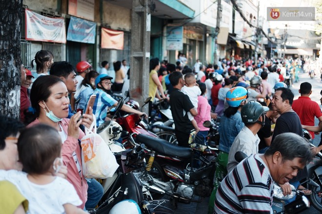 Hàng nghìn người Sài Gòn đổ về quận 5 chiêm ngưỡng màn trình diễn đón Tết Nguyên Tiêu - Ảnh 5.