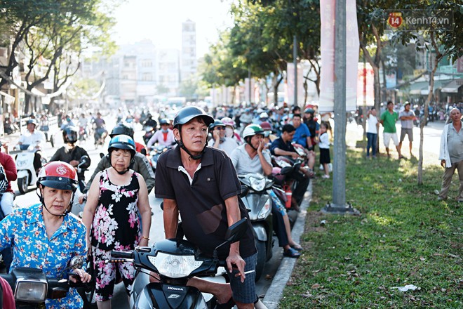 Hàng nghìn người Sài Gòn đổ về quận 5 chiêm ngưỡng màn trình diễn đón Tết Nguyên Tiêu - Ảnh 6.