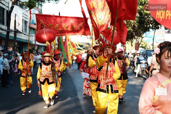 Hàng nghìn người Sài Gòn đổ về quận 5 chiêm ngưỡng màn trình diễn đón Tết Nguyên Tiêu - Ảnh 7.