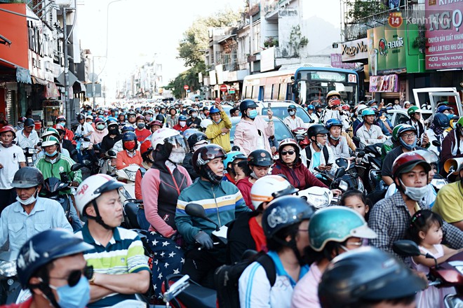 Hàng nghìn người Sài Gòn đổ về quận 5 chiêm ngưỡng màn trình diễn đón Tết Nguyên Tiêu - Ảnh 13.
