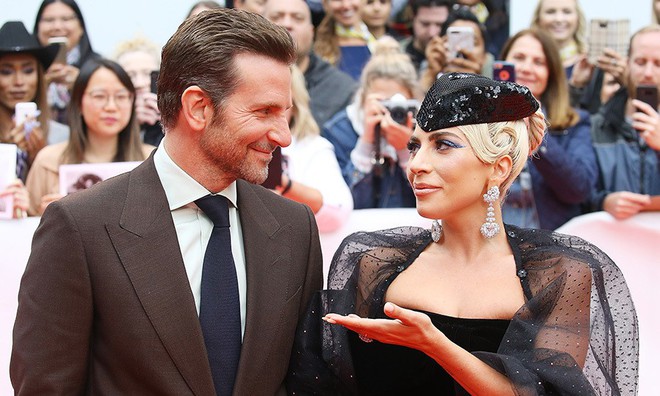 Lady Gaga tiết lộ hình xăm mới, fan càng thêm tin cô nàng và Bradley Cooper phim giả tình thật - Ảnh 1.