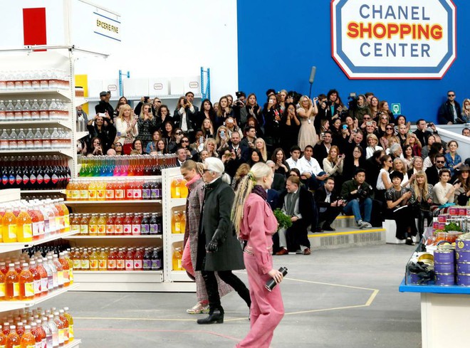 15 show diễn huyền thoại của Chanel dưới thời Karl Lagerfeld khiến giới mộ điệu thổn thức Mall1-1550586285795285635357