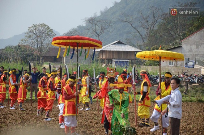 Người dân chen chân chụp ảnh bên cạnh của quý khổng lồ trong lễ hội độc nhất vô nhị ở Việt Nam - Ảnh 2.