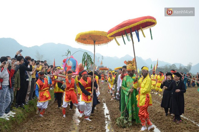 Người dân chen chân chụp ảnh bên cạnh của quý khổng lồ trong lễ hội độc nhất vô nhị ở Việt Nam - Ảnh 12.