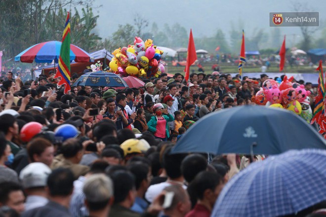 Người dân chen chân chụp ảnh bên cạnh của quý khổng lồ trong lễ hội độc nhất vô nhị ở Việt Nam - Ảnh 17.