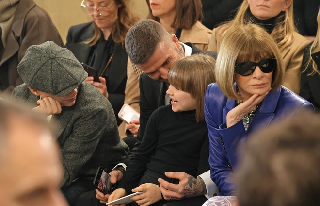 Beckham phát hiện sự trùng hợp đáng yêu: Được dắt đi sự kiện, Harper bỗng hóa bản sao của nhân vật ngồi ngay cạnh - Ảnh 2.