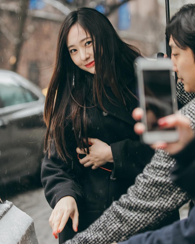 Yoona đọ sắc Krystal trong loạt ảnh sang New York dự sự kiện: Sắc v&oacute;c, thần th&aacute;i miễn b&agrave;n nhưng lộ đầy khuyết điểm - Ảnh 12.
