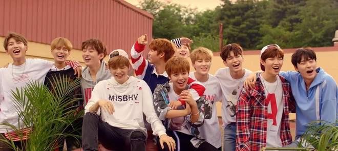 Top 10 ca khúc của idol Kpop trụ BXH lâu nhất: BTS chiếm sóng, Wanna One có thứ hạng cao bất ngờ - Ảnh 3.