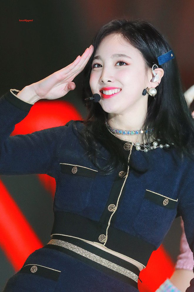 Chẳng phải nhan sắc hay tài năng nổi trội, “vũ khí” này mới giúp Nayeon (TWICE) cứ lên sân khấu là hút fan ầm ầm - Ảnh 3.