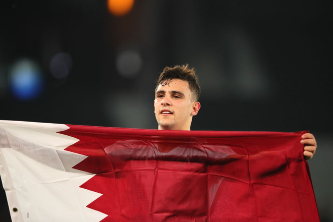 Mu&ocirc;n sắc th&aacute;i của mỹ nam Bassam Hisham trong lễ ăn mừng v&ocirc; địch Asian Cup 2019 của tuyển Qatar - Ảnh 6.