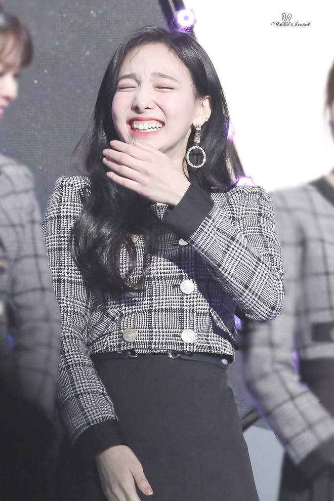 Chẳng phải nhan sắc hay tài năng nổi trội, “vũ khí” này mới giúp Nayeon (TWICE) cứ lên sân khấu là hút fan ầm ầm - Ảnh 1.