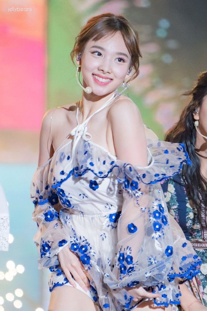 Chẳng phải nhan sắc hay tài năng nổi trội, “vũ khí” này mới giúp Nayeon (TWICE) cứ lên sân khấu là hút fan ầm ầm - Ảnh 2.