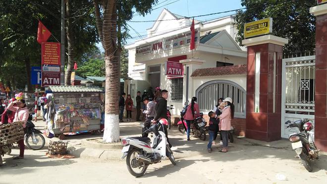 Khổ như đi r&uacute;t tiền ng&agrave;y Tết: Chạy xe v&agrave;i km t&igrave;m c&acirc;y ATM, mang theo cả ghế nhựa ngồi xếp h&agrave;ng chờ đến lượt - Ảnh 3.