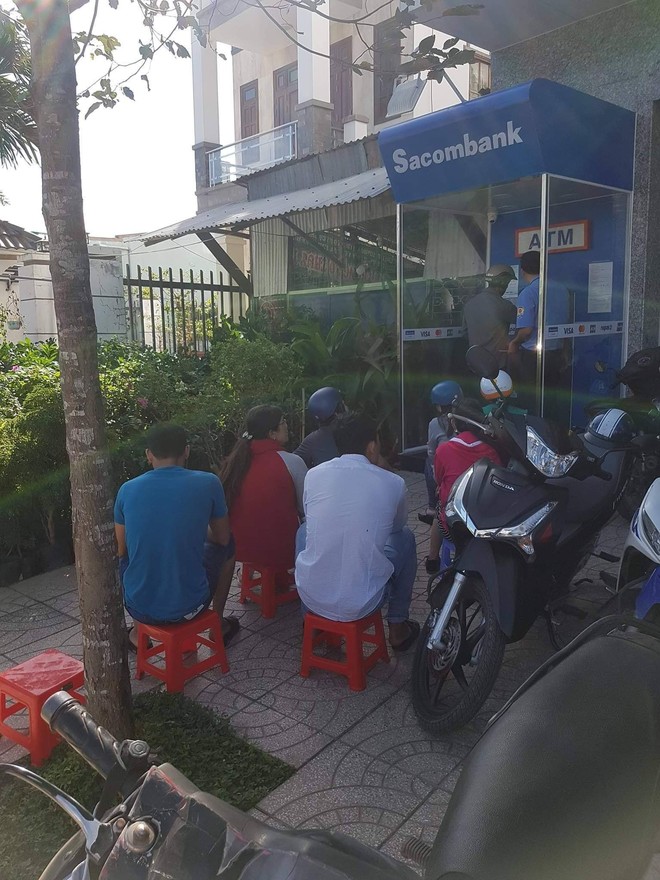 Khổ như đi rút tiền ngày Tết: Chạy xe vài km tìm cây ATM, mang theo cả ghế nhựa ngồi xếp hàng chờ đến lượt - Ảnh 4.