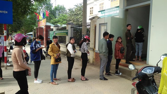 Khổ như đi r&uacute;t tiền ng&agrave;y Tết: Chạy xe v&agrave;i km t&igrave;m c&acirc;y ATM, mang theo cả ghế nhựa ngồi xếp h&agrave;ng chờ đến lượt - Ảnh 5.