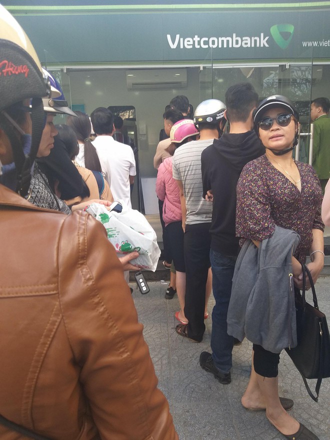 Khổ như đi r&uacute;t tiền ng&agrave;y Tết: Chạy xe v&agrave;i km t&igrave;m c&acirc;y ATM, mang theo cả ghế nhựa ngồi xếp h&agrave;ng chờ đến lượt - Ảnh 6.