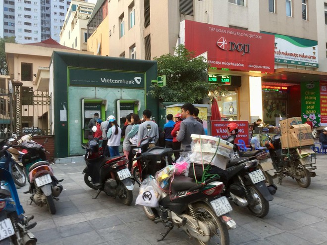 Khổ như đi r&uacute;t tiền ng&agrave;y Tết: Chạy xe v&agrave;i km t&igrave;m c&acirc;y ATM, mang theo cả ghế nhựa ngồi xếp h&agrave;ng chờ đến lượt - Ảnh 7.