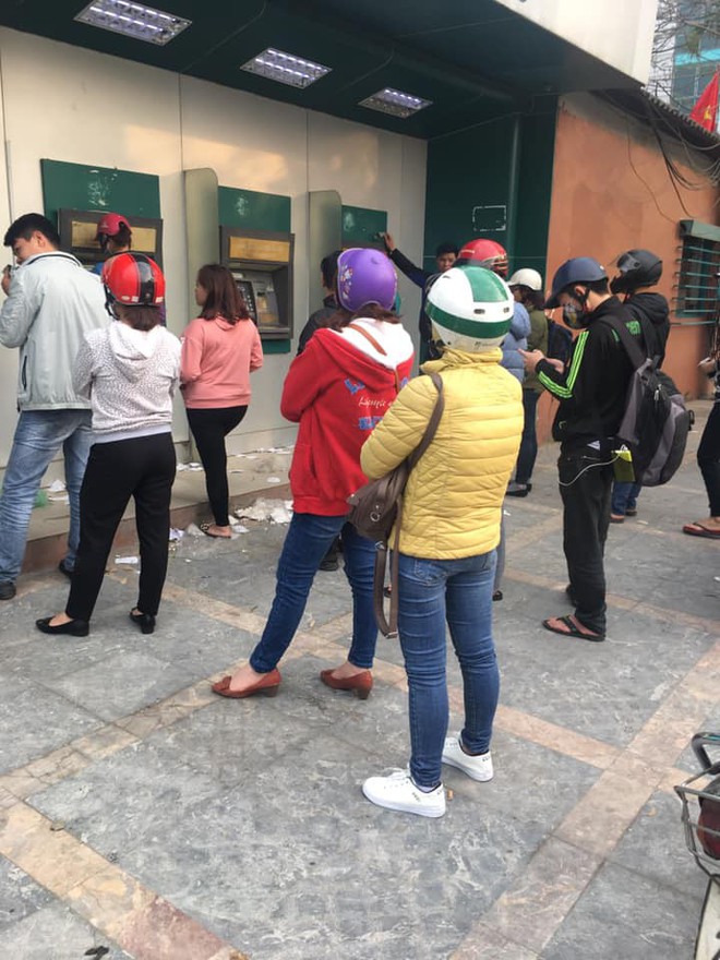 Khổ như đi r&uacute;t tiền ng&agrave;y Tết: Chạy xe v&agrave;i km t&igrave;m c&acirc;y ATM, mang theo cả ghế nhựa ngồi xếp h&agrave;ng chờ đến lượt - Ảnh 8.
