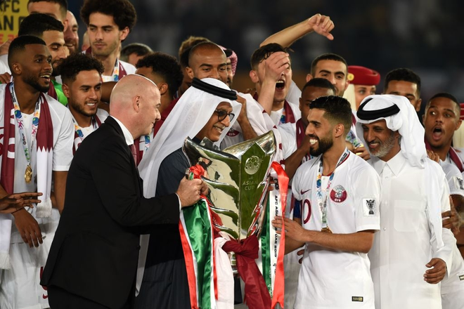 Khoảnh khắc tân vương Qatar hãnh diện nâng cao cúp vô địch, khép lại hành trình Asian Cup 2019 không thể quên - Ảnh 7.
