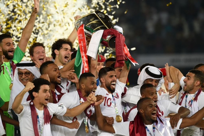 Khoảnh khắc tân vương Qatar hãnh diện nâng cao cúp vô địch, khép lại hành trình Asian Cup 2019 không thể quên - Ảnh 8.