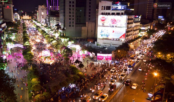 Đường hoa Nguyễn Huệ rực rỡ trong đêm khai mạc, hàng ngàn người chen nhau vào du xuân - Ảnh 19.