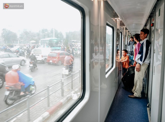 Chuyến tàu mùa xuân chở công nhân nghèo dọc đường đất nước về đến ga Hà Nội và những khoảnh khắc đoàn tụ đầy xúc động - Ảnh 7.