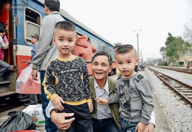 Chuyến tàu mùa xuân chở công nhân nghèo dọc đường đất nước về đến ga Hà Nội và những khoảnh khắc đoàn tụ đầy xúc động - Ảnh 6.