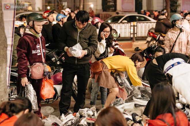 Vỉa hè Hà Nội trở thành chợ thời trang, trẻ em ngồi thùng xếp phụ bố mẹ bán hàng ngày cận Tết - Ảnh 14.