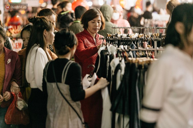 Vỉa hè Hà Nội trở thành chợ thời trang, trẻ em ngồi thùng xếp phụ bố mẹ bán hàng ngày cận Tết - Ảnh 7.