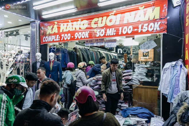 Vỉa hè Hà Nội trở thành chợ thời trang, trẻ em ngồi thùng xếp phụ bố mẹ bán hàng ngày cận Tết - Ảnh 3.