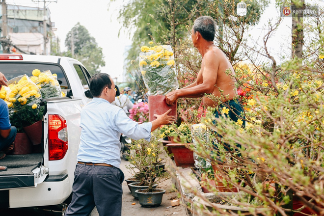 Chợ hoa Bến Bình Đông: Người Sài Gòn chi chục triệu chở Tết về nhà - Ảnh 9.