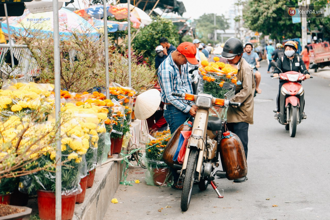 Chợ hoa Bến Bình Đông: Người Sài Gòn chi chục triệu chở Tết về nhà - Ảnh 8.