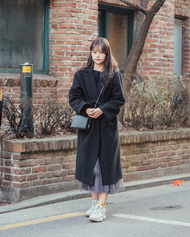 Street style giới trẻ Hàn tuần qua: nữ tính, cá tính, chất chơi chiêu nào cũng có và đều đẹp ngất ngây - Ảnh 4.