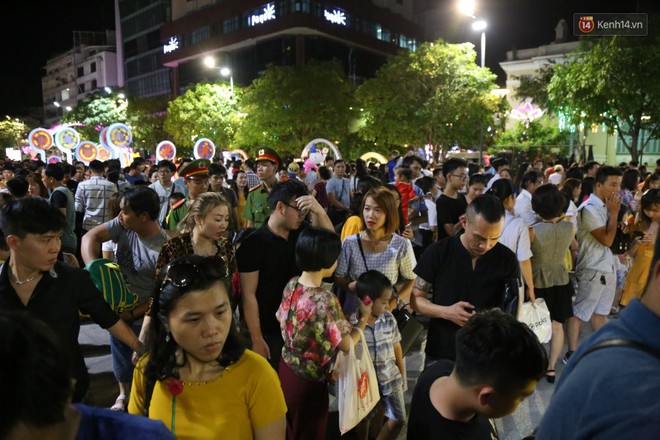 Đường hoa Nguyễn Huệ rực rỡ trong đêm khai mạc, hàng ngàn người chen nhau vào du xuân - Ảnh 7.